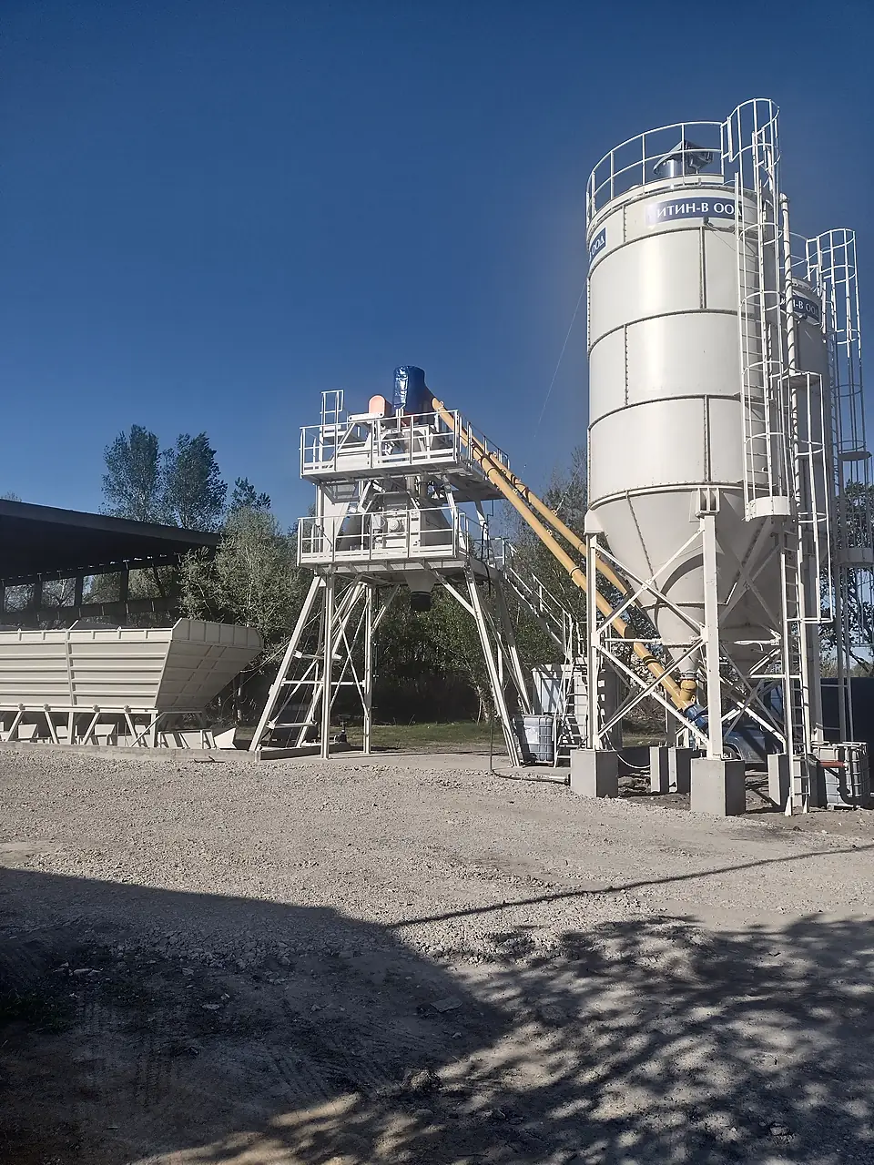 Concrete batching plant with cement silo and service platforms