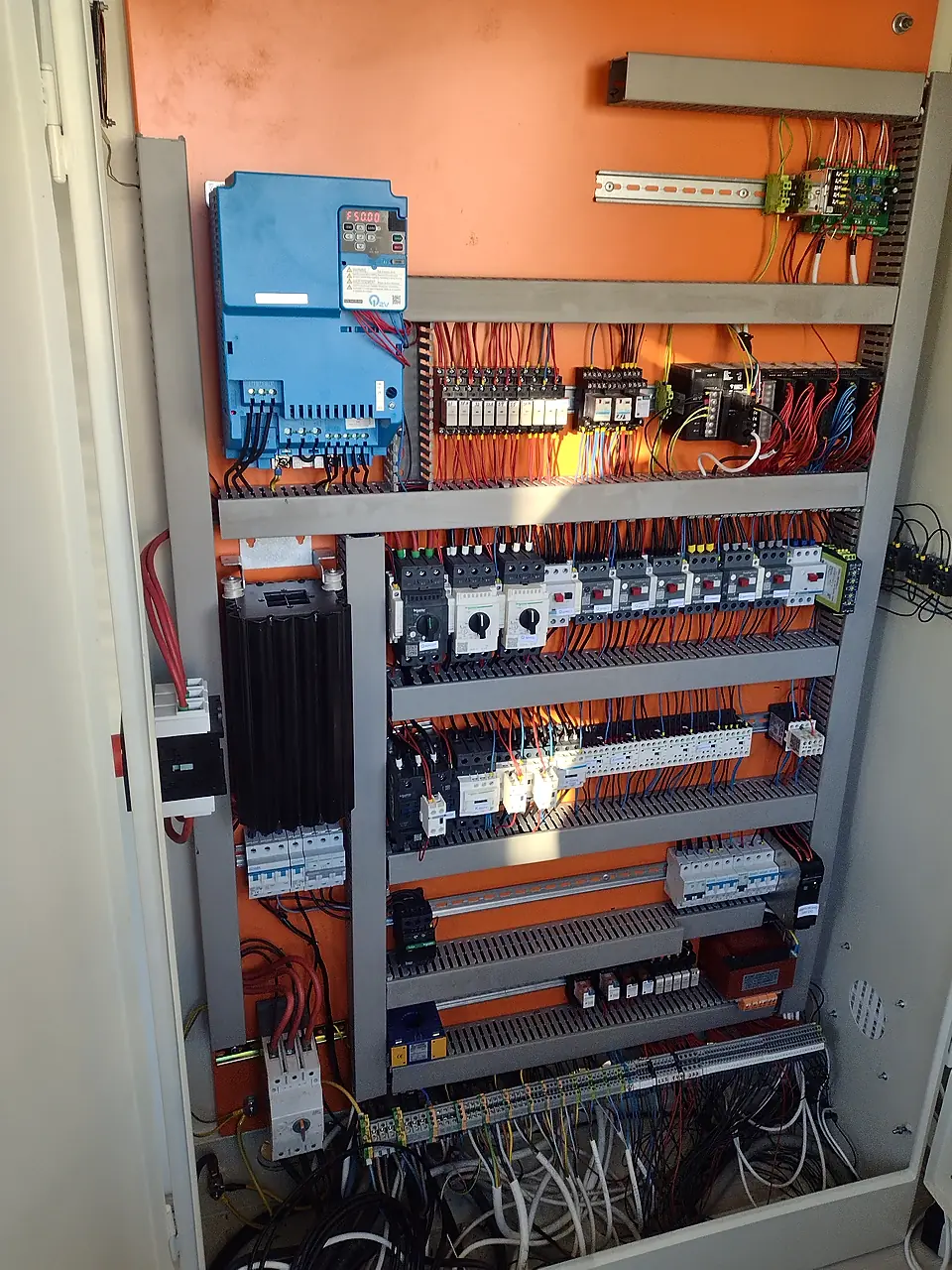 Табло за управление на бетонов възел с честотен инвертор, контактори и PLC окабеляване