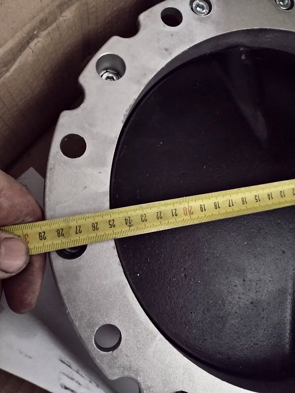 Checking butterfly valve dimensions before fitting
