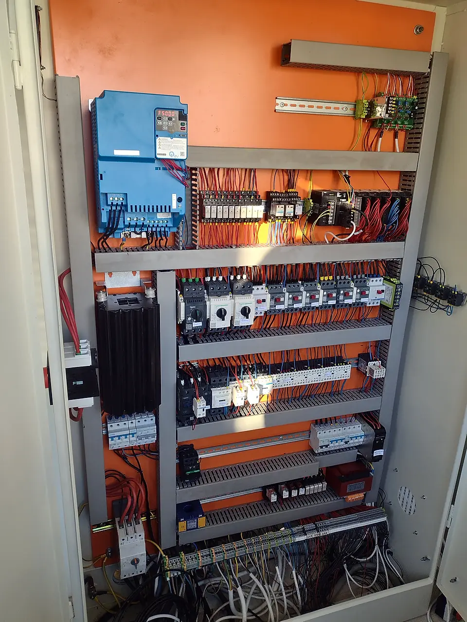 Wired electrical cabinet for a concrete batching plant, ready for commissioning