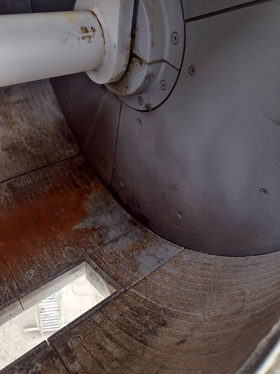 Mixer shaft end, side wall liner and discharge opening