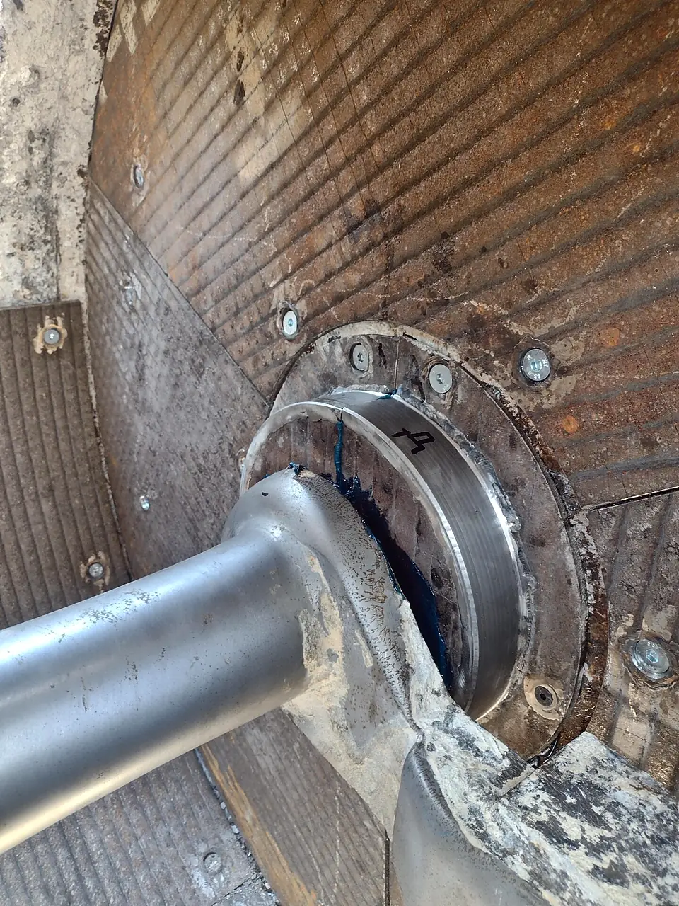 Mixer shaft passing through hardfaced wall liners
