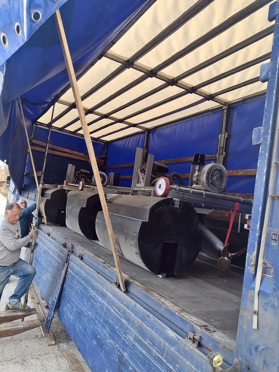 Поплавъци и рама на понтон, натоварени на камион