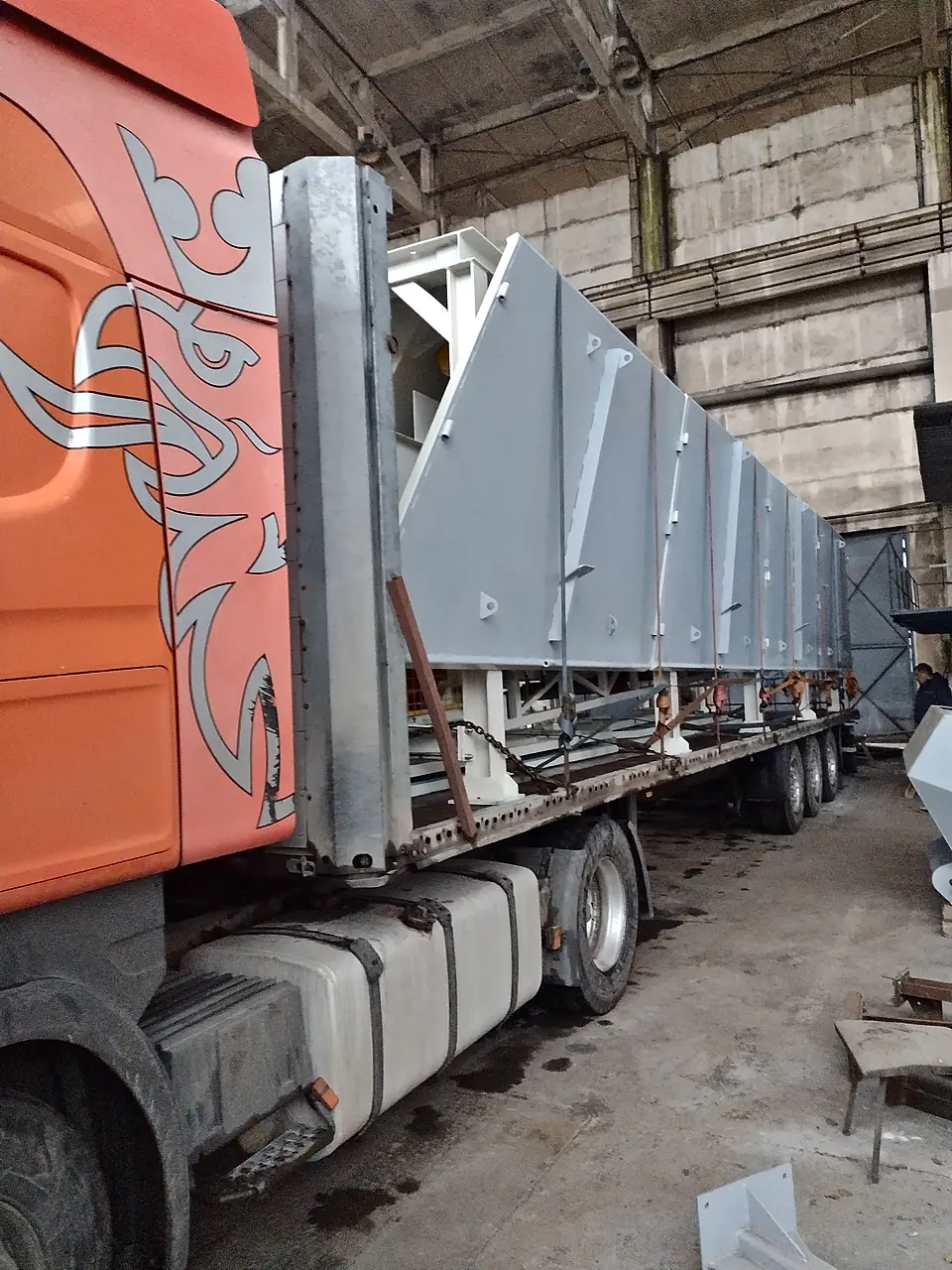 Steel aggregate bins leaving the SIMA-MA workshop on a trailer