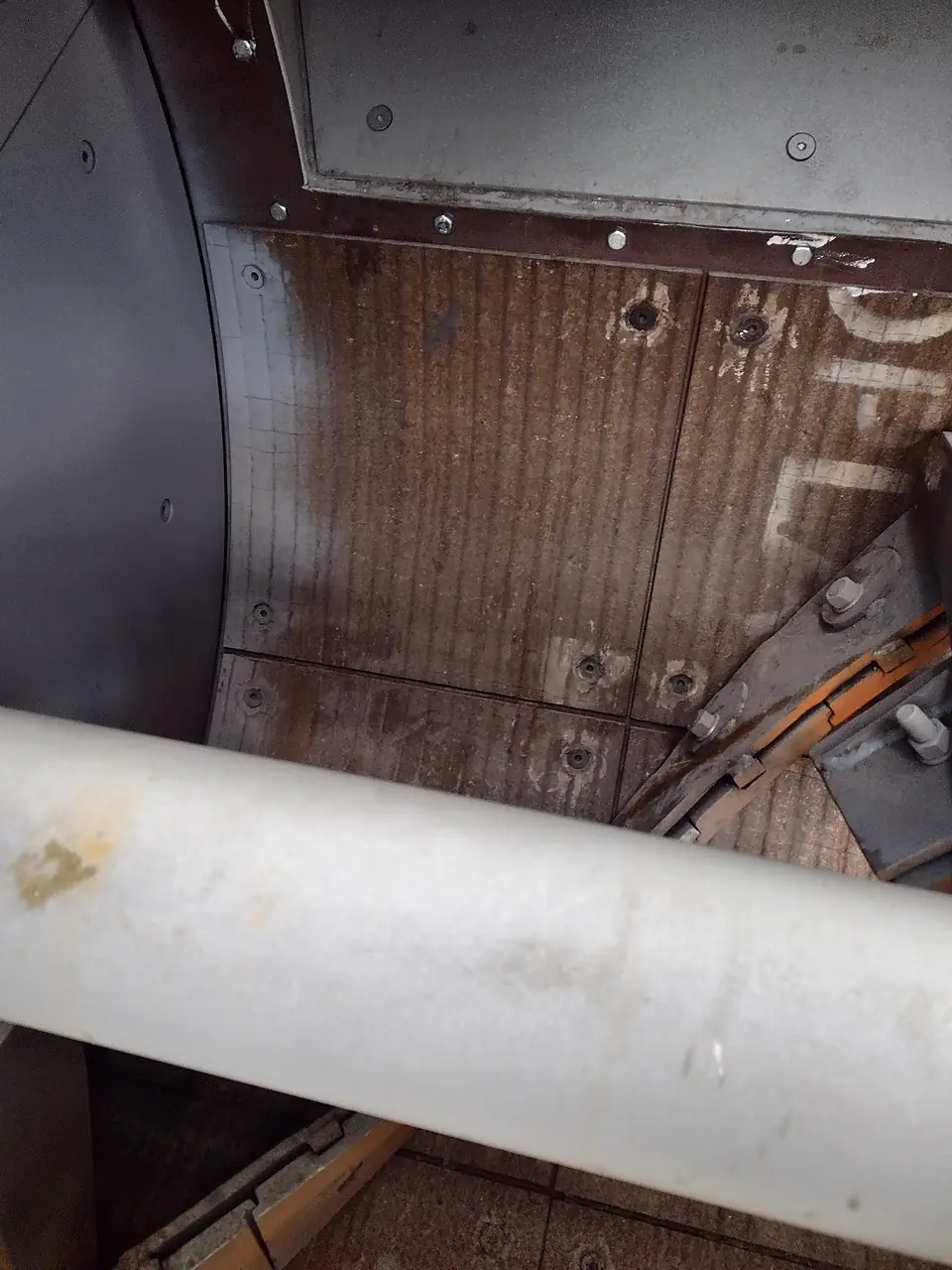 Twin-shaft mixer shaft above the floor wear liners
